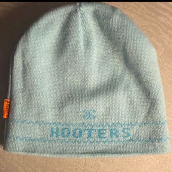 Hooters Lansing MI 3XL Tee signed+stretch reversible Beanie - Picture 5 of 13